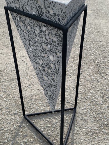 Столик «Пирамида» из бетона