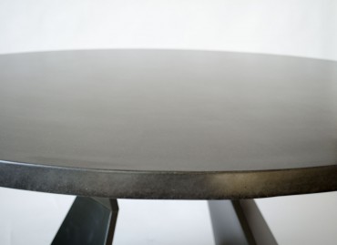 Монолитный стол из бетона