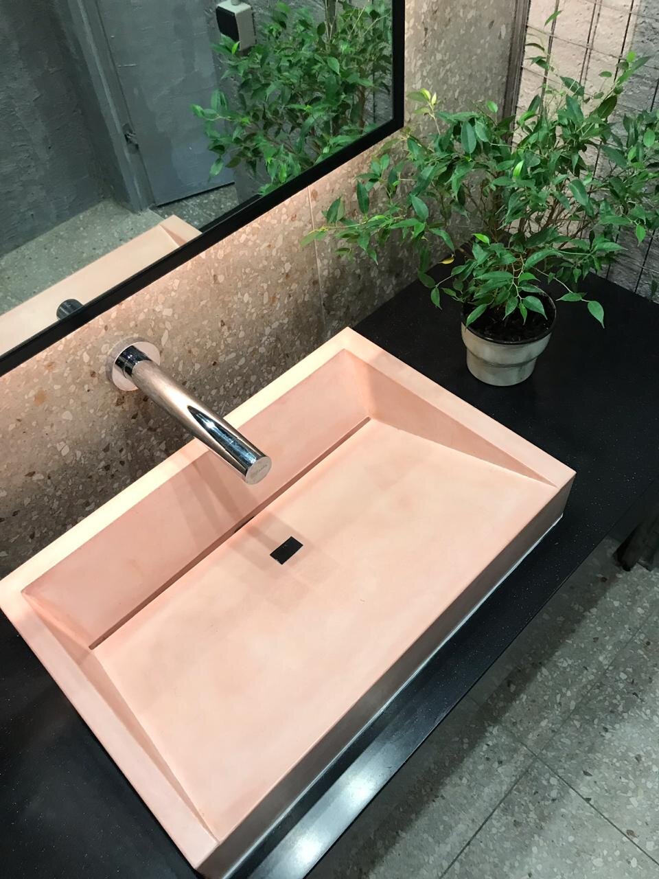 Раковина из розового бетона